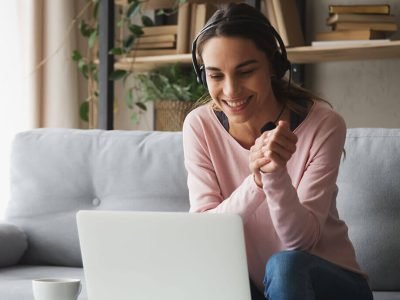 mujer tomando curso online creado por Gastón Morales de neurociencias aplicadas